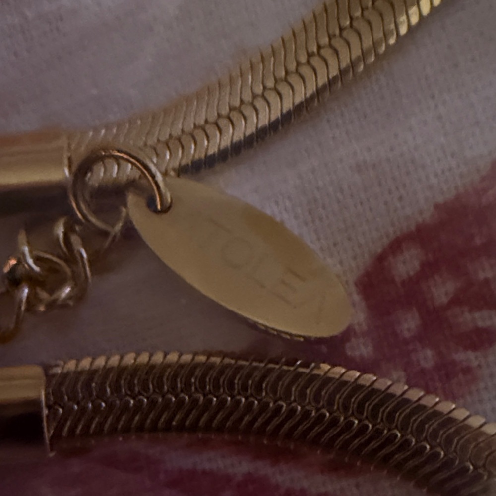 Elegant Gold Bracelet - Picture 2 of 3